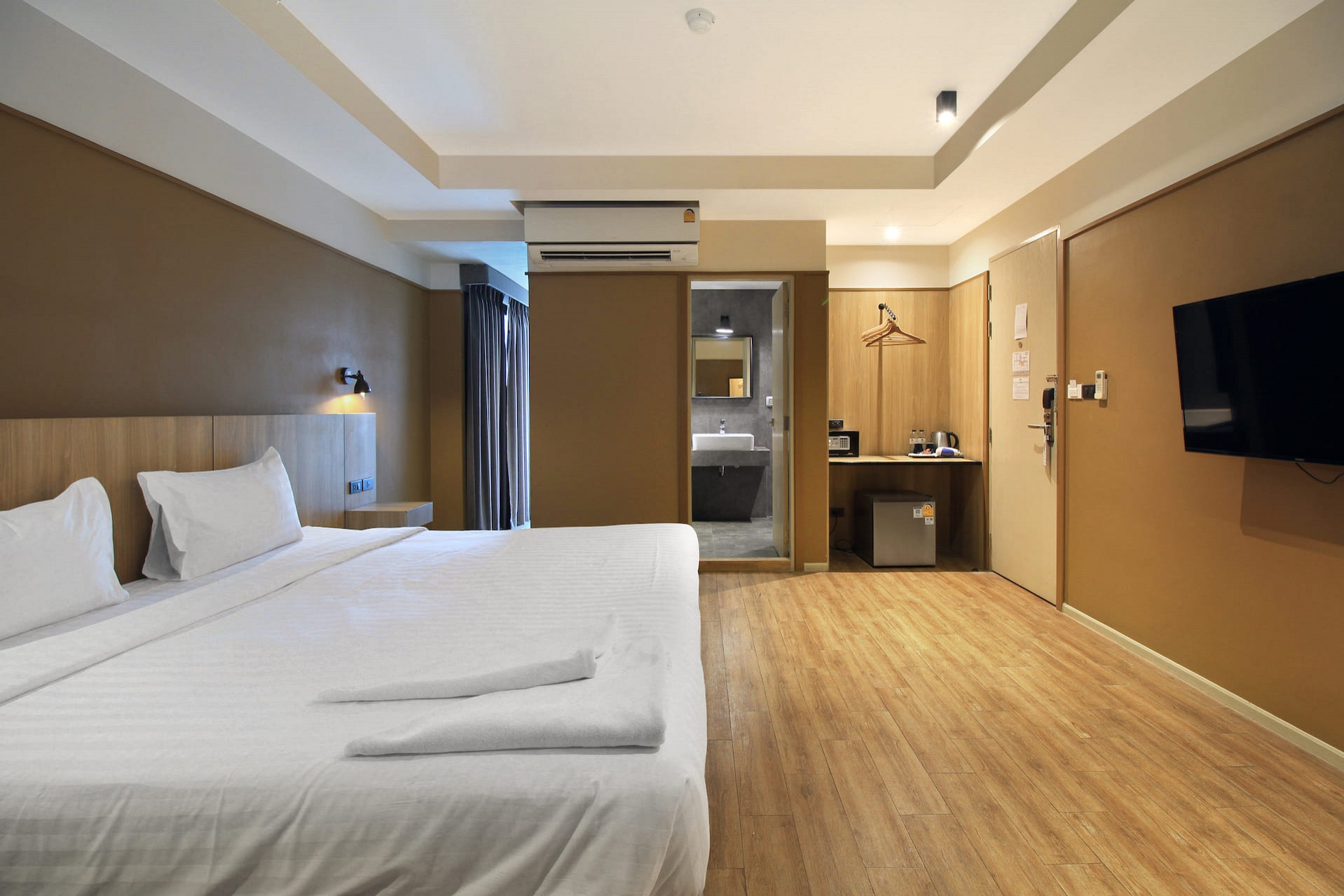 Deluxe With Bathtub
