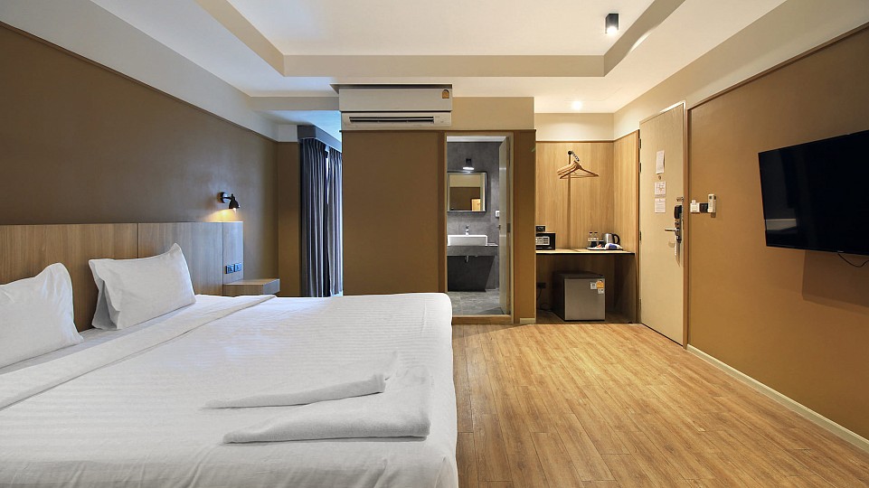Deluxe With Bathtub