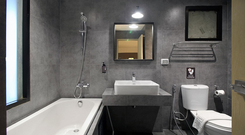 Deluxe With Bathtub