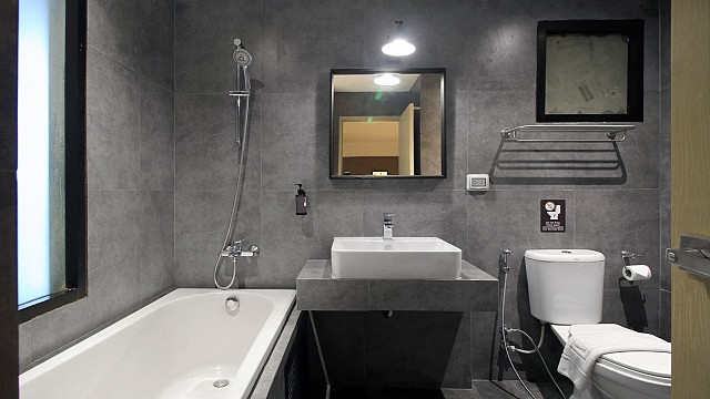 Deluxe With Bathtub
