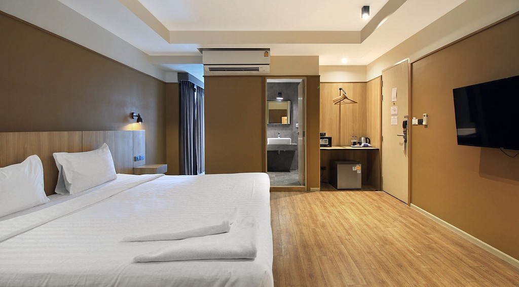 Deluxe With Bathtub