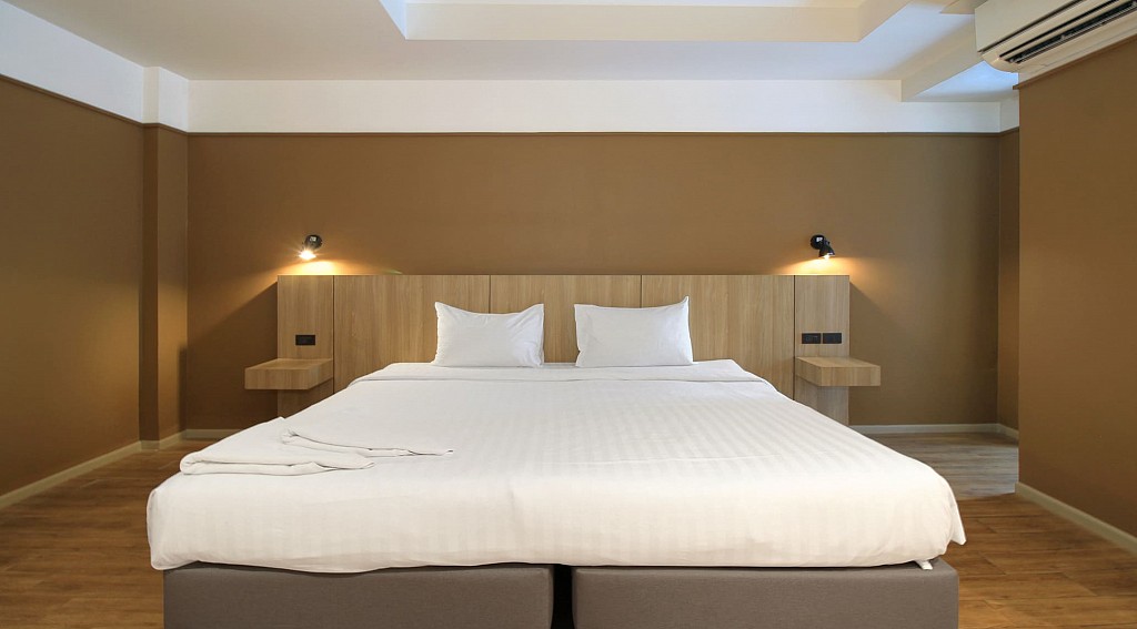 Deluxe With Bathtub